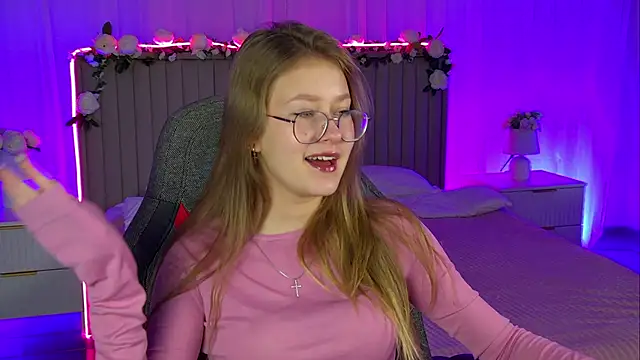 Snapshot of EveMundie chatting on 8, 11, 2025 EveMundie online show from 8, 11, 2025