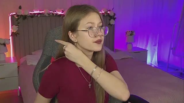 Snapshot of EveMundie chatting on 11, 11, 2025 EveMundie online show from 11, 11, 2025