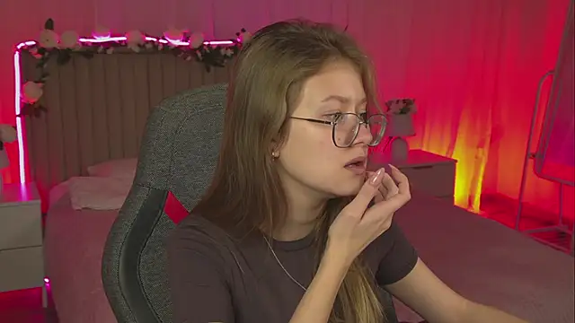 Snapshot of EveMundie chatting on 12, 11, 2025 EveMundie online show from 12, 11, 2025