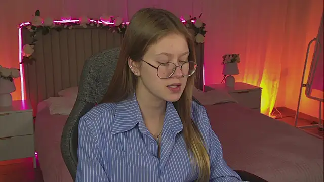 Snapshot of EveMundie chatting on 13, 11, 2025 EveMundie online show from 13, 11, 2025