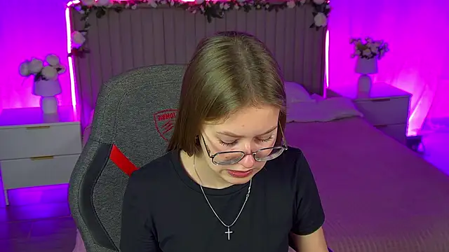 Snapshot of EveMundie chatting on 25, 11, 2025 EveMundie online show from 25, 11, 2025