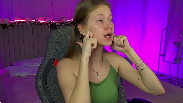 Snapshot of EveMundie chatting on 27, 11, 2025 EveMundie online show from 27, 11, 2025