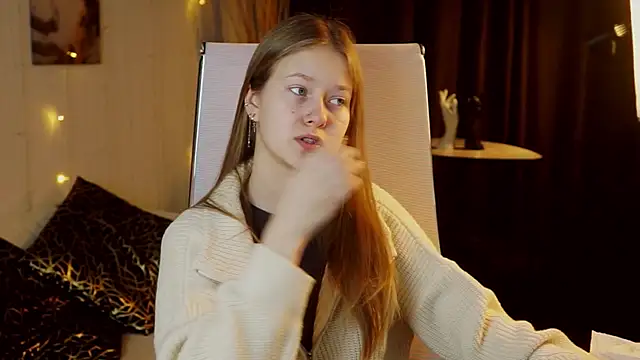 Snapshot of EveMundie chatting on 17, 12, 2025 EveMundie online show from 17, 12, 2025