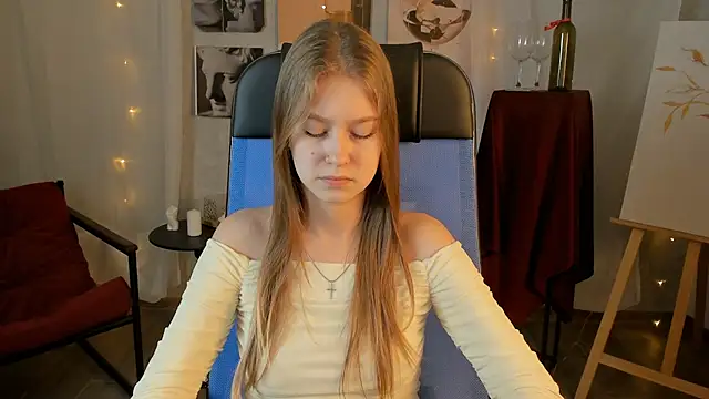 Snapshot of EveMundie chatting on 20, 12, 2025 EveMundie online show from 20, 12, 2025