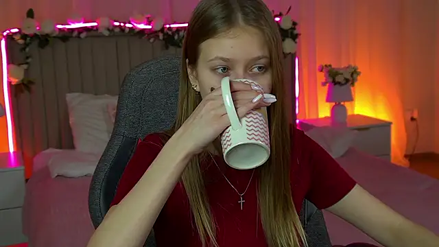 Snapshot of EveMundie chatting on 23, 12, 2025 EveMundie online show from 23, 12, 2025