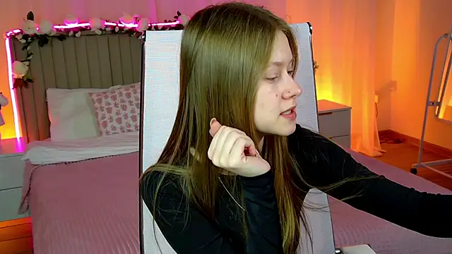 Snapshot of EveMundie chatting on 2, 2, 2026 EveMundie online show from 2, 2, 2026