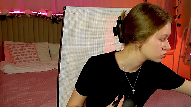 Snapshot of EveMundie chatting on 4, 3, 2026 EveMundie online show from 4, 3, 2026