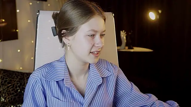 Snapshot of EveMundie chatting on 5, 3, 2026 EveMundie online show from 5, 3, 2026