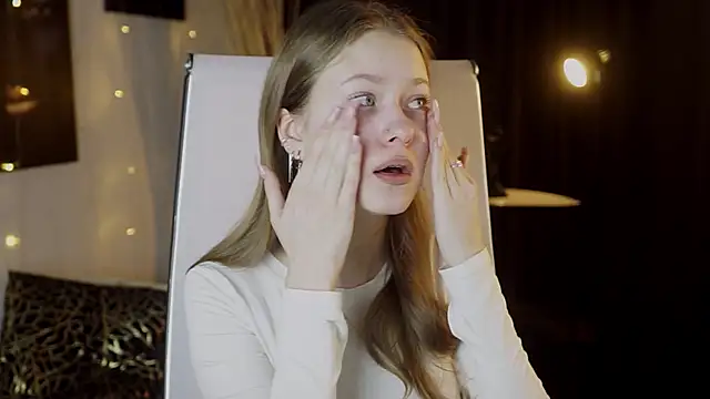 Snapshot of EveMundie chatting on 7, 3, 2026 EveMundie online show from 7, 3, 2026