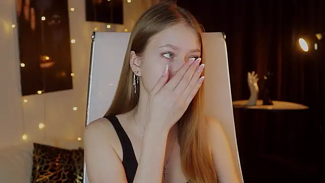 Snapshot of EveMundie chatting on 18, 3, 2026 EveMundie online show from 18, 3, 2026