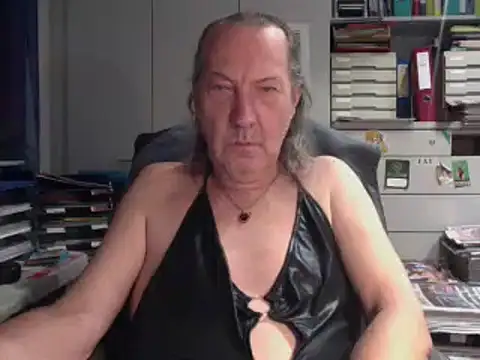 Snapshot of HMStraps01 chatting on 5, 11, 2025 HMStraps01 online show from 5, 11, 2025