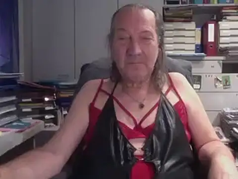 Snapshot of HMStraps01 chatting on 15, 11, 2025 HMStraps01 online show from 15, 11, 2025