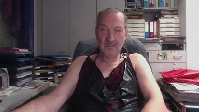 Snapshot of HMStraps01 chatting on 18, 12, 2025 HMStraps01 online show from 18, 12, 2025