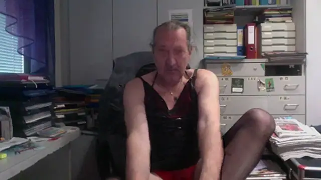 Snapshot of HMStraps01 chatting on 21, 12, 2025 HMStraps01 online show from 21, 12, 2025