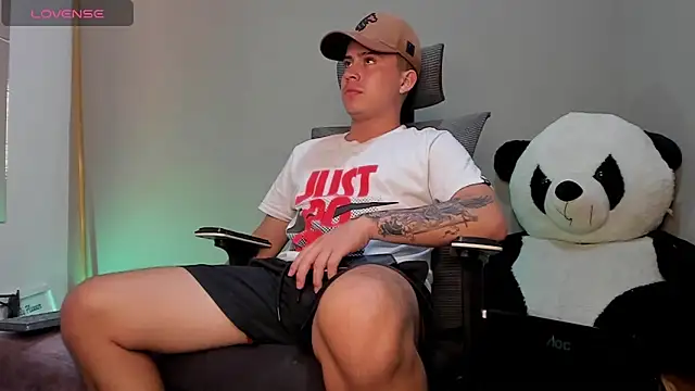 Snapshot of mattiwsmorris_ chatting on 25, 10, 2025 mattiwsmorris  online show from 25, 10, 2025