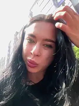 AlishaPrettyBlade online show from 4, 8, 2026