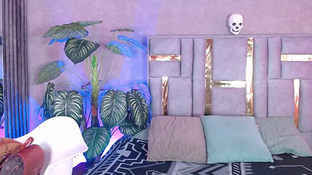 Tyla Ks online show from 9, 10, 2025