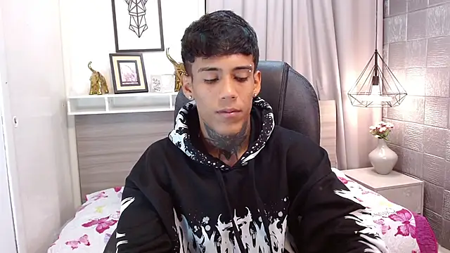 Snapshot of RyanKing19 chatting on 21, 10, 2025 RyanKing19 online show from 21, 10, 2025