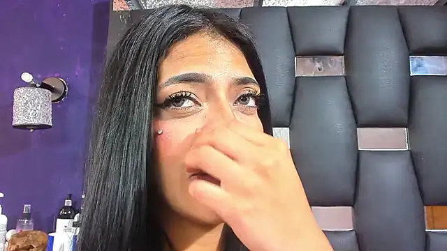 Snapshot of EMYCLARK01 chatting on 4, 12, 2025 EMYCLARK01 online show from 4, 12, 2025