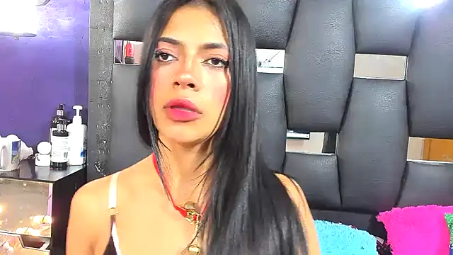 Snapshot of EMYCLARK01 chatting on 15, 12, 2025 EMYCLARK01 online show from 15, 12, 2025