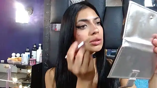 Snapshot of EMYCLARK01 chatting on 19, 12, 2025 EMYCLARK01 online show from 19, 12, 2025