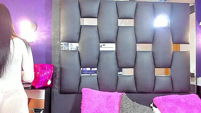 Snapshot of EMYCLARK01 chatting on 10, 1, 2026 EMYCLARK01 online show from 10, 1, 2026