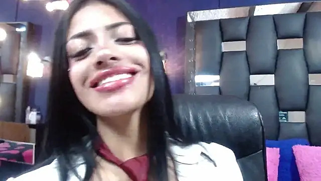 Snapshot of EMYCLARK01 chatting on 4, 3, 2026 EMYCLARK01 online show from 4, 3, 2026