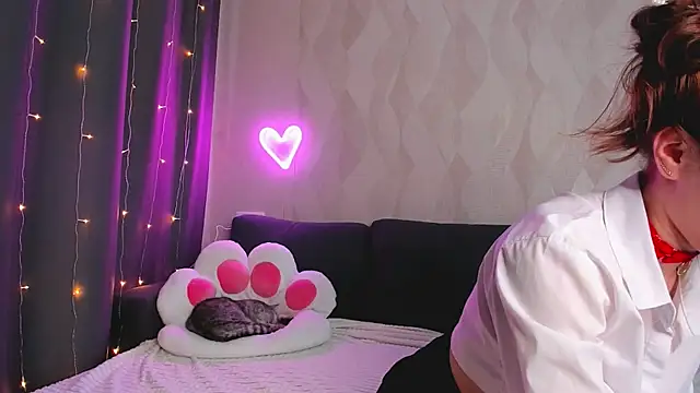 EmmaVictori1 online show from 13, 5, 2026