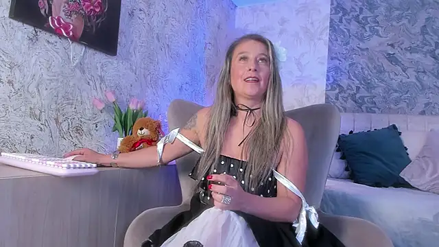 Liannaa  online show from 11, 11, 2025