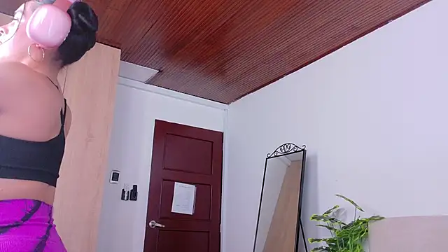 Snapshot of SaritaBratz chatting on 14, 10, 2025 SaritaBratz online show from 14, 10, 2025