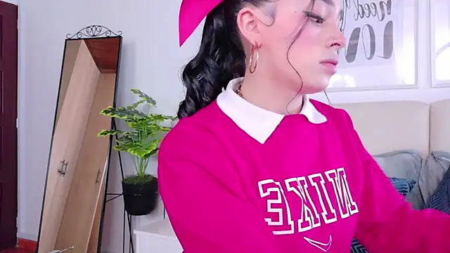 Snapshot of SaritaBratz chatting on 13, 12, 2025 SaritaBratz online show from 13, 12, 2025