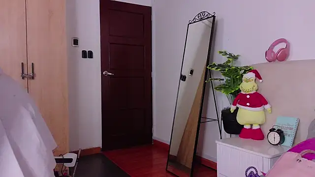 Snapshot of SaritaBratz chatting on 18, 12, 2025 SaritaBratz online show from 18, 12, 2025