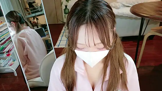 mami-pokoch online show from 3, 10, 2025