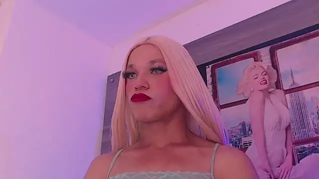 Snapshot of SashaNova chatting on 6, 11, 2025 SashaNova online show from 6, 11, 2025