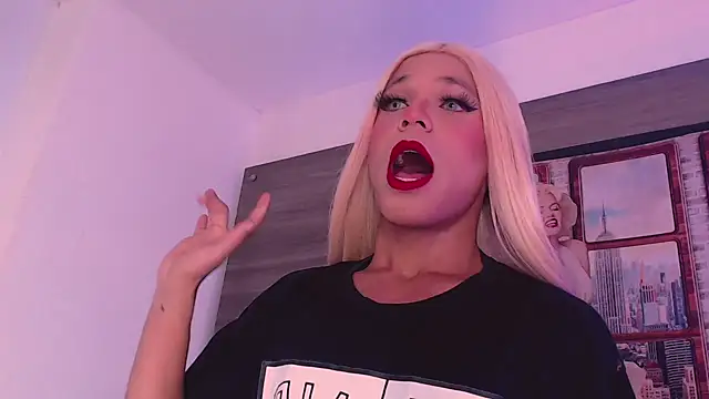 Snapshot of SashaNova chatting on 8, 11, 2025 SashaNova online show from 8, 11, 2025