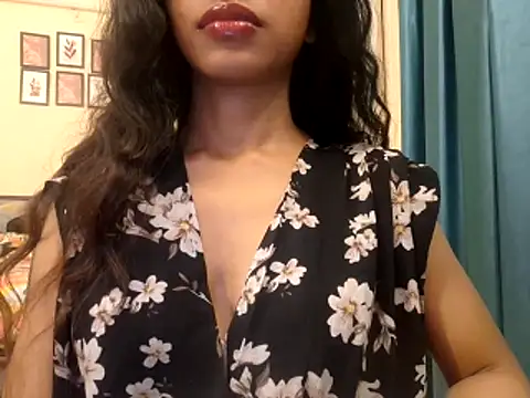 Queen Ayeshaa online show from 3, 11, 2025