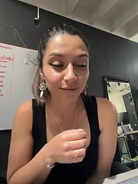 Isabella Varella online show from 14, 11, 2025