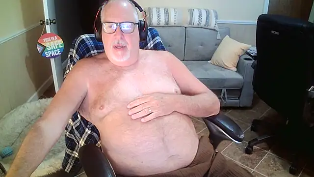 Snapshot of superbearboss chatting on 4, 8, 2026 superbearboss online show from 4, 8, 2026