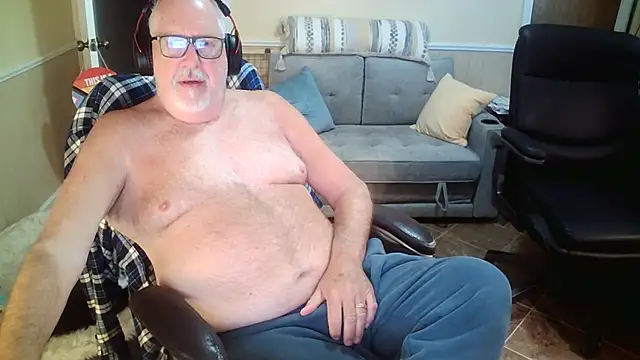 Snapshot of superbearboss chatting on 6, 8, 2026 superbearboss online show from 6, 8, 2026