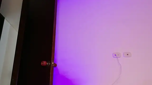 isahilton1 online show from 8, 9, 2025