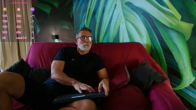 Snapshot of LukeCrews chatting on 9, 9, 2025 LukeCrews online show from 9, 9, 2025