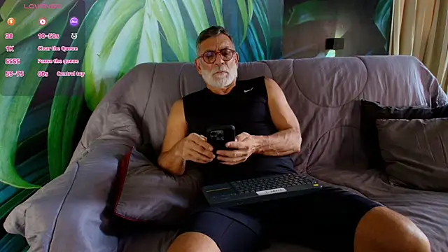 Snapshot of LukeCrews chatting on 11, 9, 2025 LukeCrews online show from 11, 9, 2025