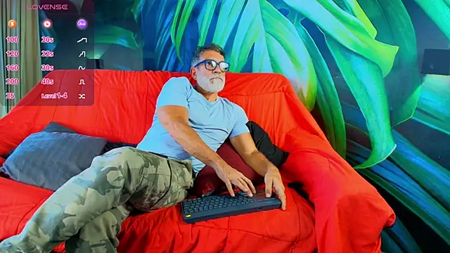 Snapshot of LukeCrews chatting on 29, 9, 2025 LukeCrews online show from 29, 9, 2025