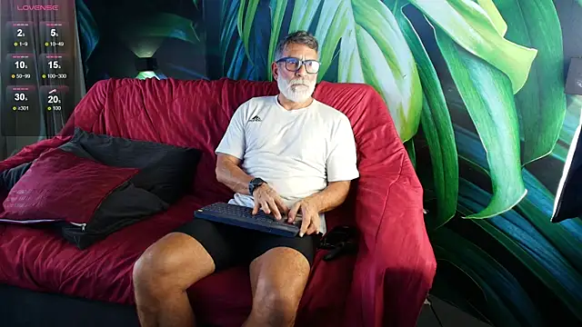 Snapshot of LukeCrews chatting on 2, 10, 2025 LukeCrews online show from 2, 10, 2025