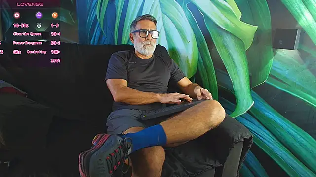 Snapshot of LukeCrews chatting on 9, 10, 2025 LukeCrews online show from 9, 10, 2025