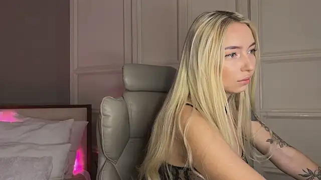 Snapshot of OhMyEmma chatting on 12, 3, 2025 OhMyEmma online show from 12, 3, 2025