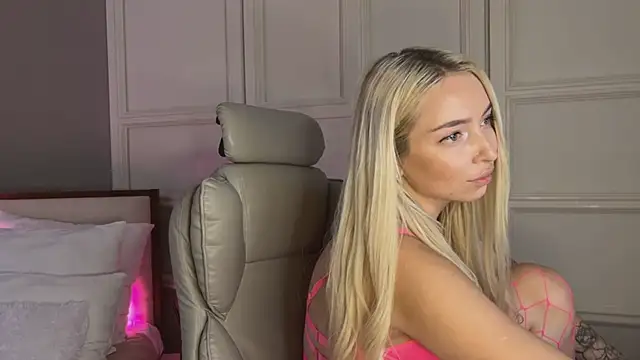 Snapshot of OhMyEmma chatting on 12, 3, 2025 OhMyEmma online show from 12, 3, 2025