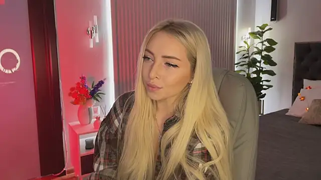 Snapshot of OhMyEmma chatting on 11, 10, 2025 OhMyEmma online show from 11, 10, 2025