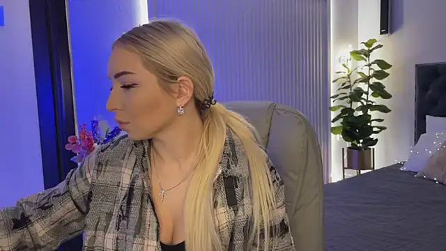 Snapshot of OhMyEmma chatting on 4, 11, 2025 OhMyEmma online show from 4, 11, 2025