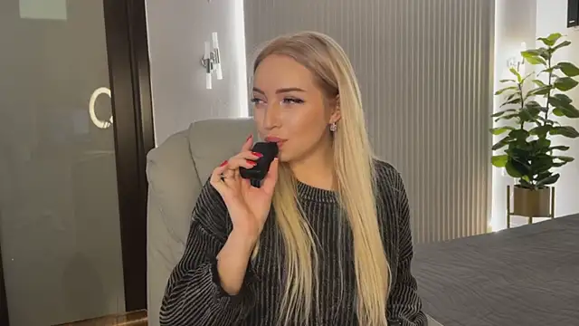 Snapshot of OhMyEmma chatting on 13, 11, 2025 OhMyEmma online show from 13, 11, 2025